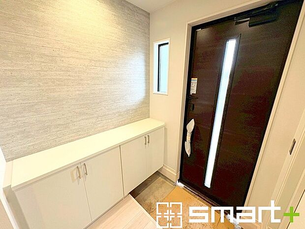 ~穏やかな陽が入る玄関~ ・玄関ドアのガラス部分から穏やかな陽が入り、明るい玄関に。 ・たっぷりの収納スペース付きなので、散らかりがちな玄関もスッキリ片付きます。