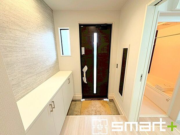 ~十分な容量のシューズボックス~ ・備え付けのシューズボックスは充分な容量を確保。 ・より大型のものへのご変更などご希望の方もお気軽にご相談くださいませ。