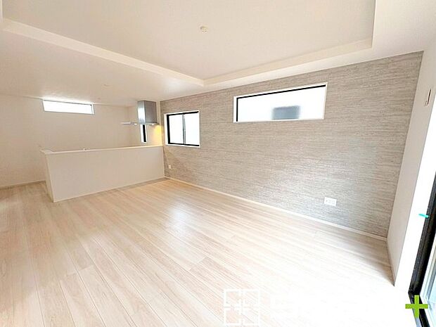 ~家族団らんにピッタリのLDK~ ・穏やかな陽だまりに包まれる居心地の良いLDKは、ご家族が自然と集まる憩いのスペース。 ・アクセントクロスでシンプルなお部屋もメリハリのある空間に。