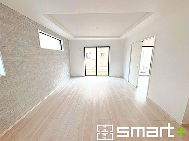 ~穏やかな陽の入るLDK~ ・大きな窓のあるLDKは陽当りも良好で明るい空間となっております。 ・ご家族団らんなど過ごす時間の多いLDKが明るいのは嬉しいポイントですね。