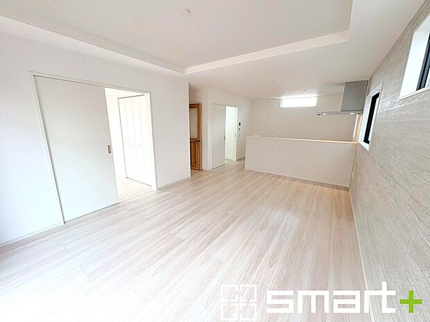 ~日当り良好のLDK~ ・たくさんの窓からたっぷりの陽光が差し込む明るいリビングで寛ぎのひと時を。 ・隣接の洋室を続き間として利用すれば23帖超の広々空間になります。