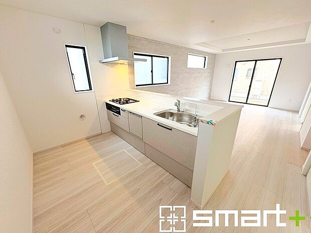 ~食器洗浄機を標準装備~ ・キッチンにはビルトインタイプの食器洗浄機を標準装備。 ・家事にかける時間を削減でき、「自分時間」を増やすことができる嬉しいアイテムです。