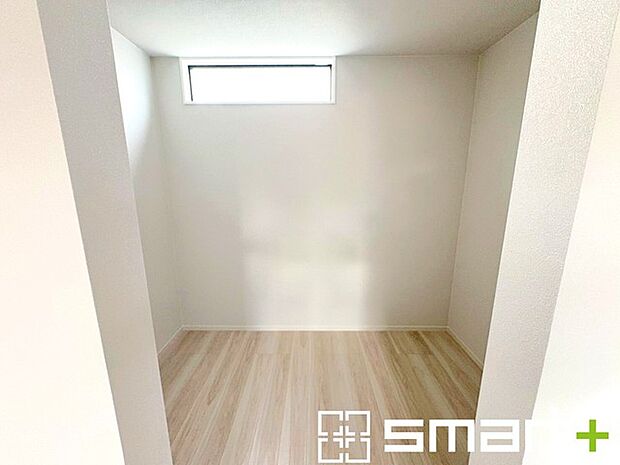 ~本格的な広さのウォークイン~ ・しっかりとした広さのウォークインクローゼットを設けた仕様。 ・よくある小さめのウォークインは実際には収納力弱めですが、これだけ大きいと十分な収納力です。