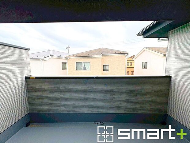 ~屋根付きのバルコニー~ ・バルコニーは屋根付きなので急な雨でも安心です。 ・奥行きもあるので洗濯物が干しやすいのも嬉しいポイントですね。