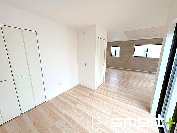 ~間仕切対応で居室に~ ・リビングには間仕切対応で居室としてもお使いいただけるスペースがございます。 ・収納付きなので寝室はもちろん、キッズスペースなどにも便利ですね。