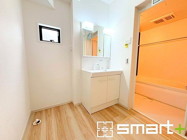 ~シャワー付き洗面台を採用~ ・洗面台の蛇口がホースで伸びシャワーとしてご利用可能。 ・朝の寝ぐせ直しなどにシャワーを使いたい時、洗面台の掃除をする際にも便利にお使いいただけますよ。