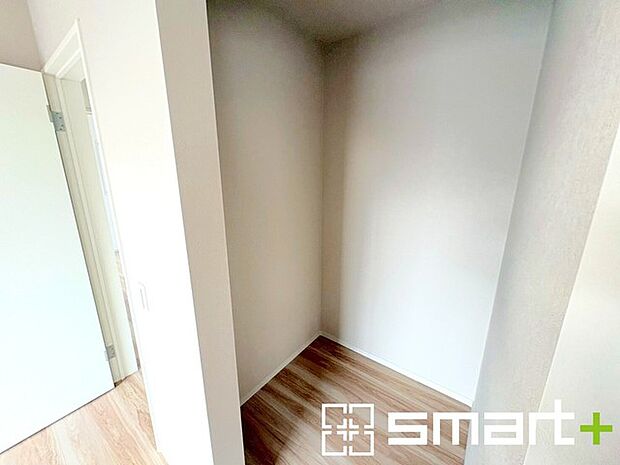 ~憧れのウォークインクローゼット~ ・居室にウォークインを設ける事で季節ものや趣味の用具などもスッキリと収納可能です。 ・ぜひ現地でその便利さをご体感くださいませ。