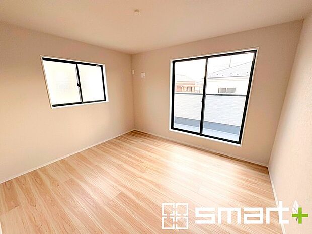 ~バルコニーに面した洋室~ ・バルコニー側の大きな窓から穏やかな陽が差し込む明るい洋室はウォークインクローゼット付。 ・ゆとりある広さでご夫婦やご兄弟でもゆったりお過ごしいただけます。