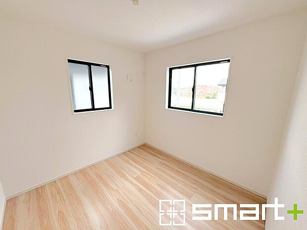 ~2面採光の明るいお部屋~ ・洋室は2面採光とする事で穏やかな陽の入る明るい空間となっております。 ・くつろぎのプライベート時間を明るい空間で穏やかにお過ごしいただけます。