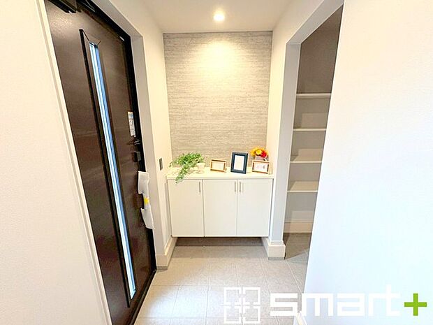 ~穏やかな陽が入る玄関~ ・窓に加えて玄関ドアのガラス部分からも穏やかな陽が入り、明るい玄関に。 ・たっぷりの収納スペース付きなので、散らかりがちな玄関もスッキリ片付きます。