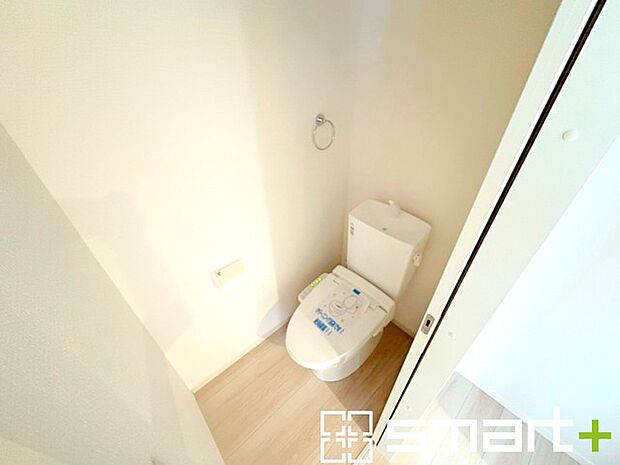 ~やはり便利なタンク式トイレ~ ・最近はタンクレストイレもございますが、タンク式の場合は停電時もお水を流すことが可能。 ・故障時なども比較的費用が安くなるなど、メリットが多くなります。