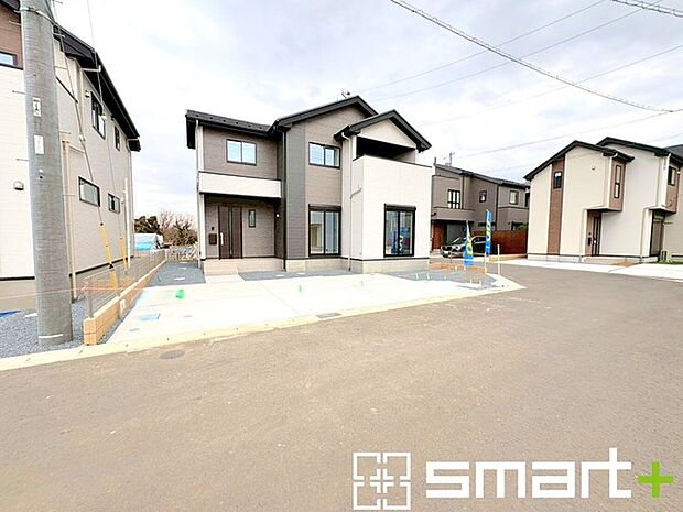 ~十分な広さのある前面道路~ ・前面道路は約6mございますので、お車でのすれ違いも楽々で余計なストレスがかかりません。 ・日々お車での移動が多い方には大切なポイントですね。