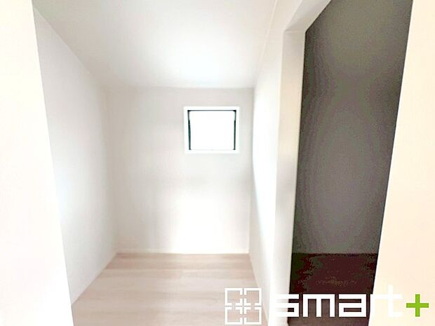 ~ウォークインクローゼット~ ・居室にウォークインを設ける事で季節ものや趣味の用具などもスッキリと収納可能です。 ・加えてフリースペース付き。収納としてはもちろん、テレワークルームとしても便利。