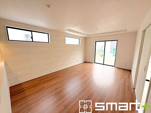 ~穏やかな陽の入るLDK~ ・大きな窓のあるLDKは陽当りも良好で明るい空間となっております。 ・ご家族団らんなど過ごす時間の多いLDKが明るいのは嬉しいポイントですね。