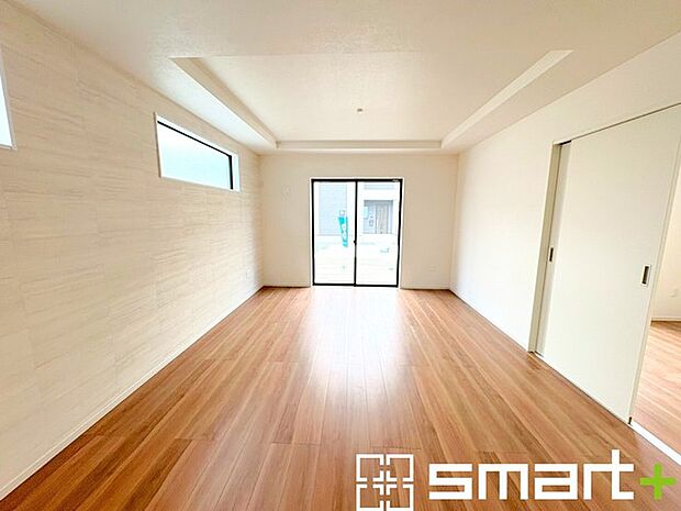 ~折り上げ天井のあるLDK~ ・一部天井を高くする折り上げ天井を配する事で縦への空間が生まれ、開放感のある広々とした仕様に。 ・ぜひ現地でその魅力をご体感くださいませ。