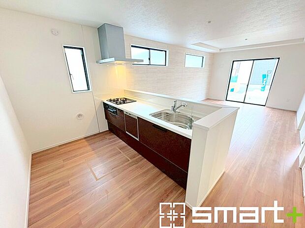 ~食器洗浄機を標準装備~ ・キッチンにはビルトインタイプの食器洗浄機を標準装備。 ・家事にかける時間を削減でき、「自分時間」を増やすことができる嬉しいアイテムです。