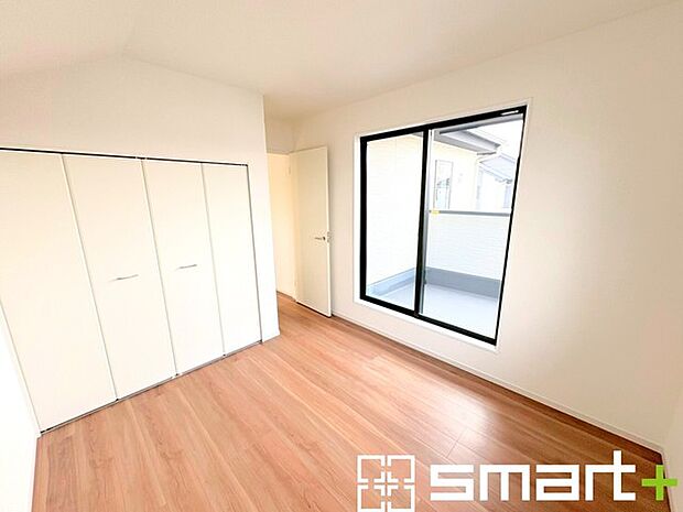 ~明るく暖かな光が差し込む洋室~ ・大きな窓からたっぷりの光が舞い込み、お部屋全体を優しく包み込んでくれます。 ・大容量の収納スペースで整理整頓しやすく、生活空間が広がりますね。