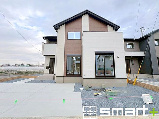 ~モダンな印象の外観~ ・木目調の外壁アクセントは幅広いテイストにマッチし、住まいに温かみを与えてくれる人気のデザイン。 ・見た目に重厚感が生まれ、高級感のある仕様となっております。