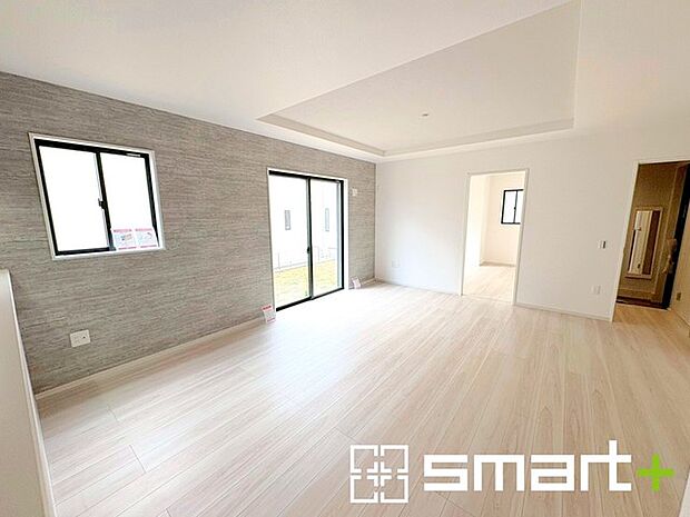 ~家族団らんにピッタリのLDK~ ・穏やかな陽だまりに包まれる居心地の良いLDKは、ご家族が自然と集まる憩いのスペース。 ・アクセントクロスでシンプルなお部屋もメリハリのある空間に。