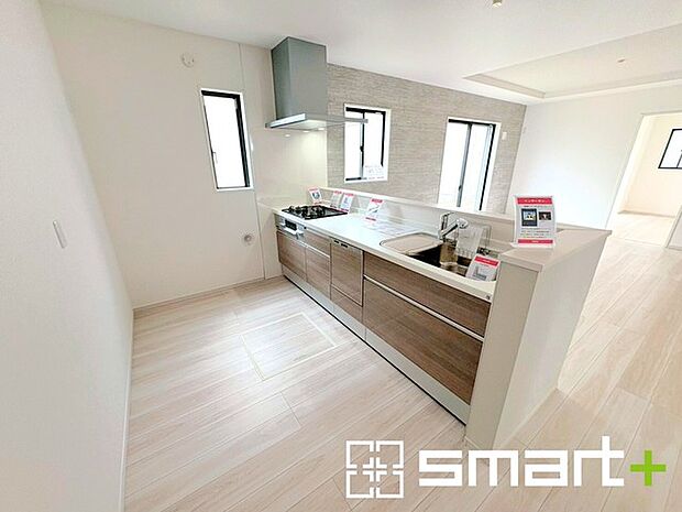 ~食器洗浄機を標準装備~ ・キッチンにはビルトインタイプの食器洗浄機を標準装備。 ・家事にかける時間を削減でき、「自分時間」を増やすことができる嬉しいアイテムです。