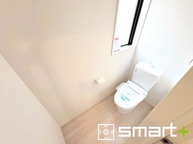 ~窓付きの明るいトイレ~ ・外からの日差しを取り込むので、昼間は窓からの光で十分ですね。 ・使用後や掃除の際に窓を開ければ、外からの新鮮な空気を取り込み素早く換気ができます。