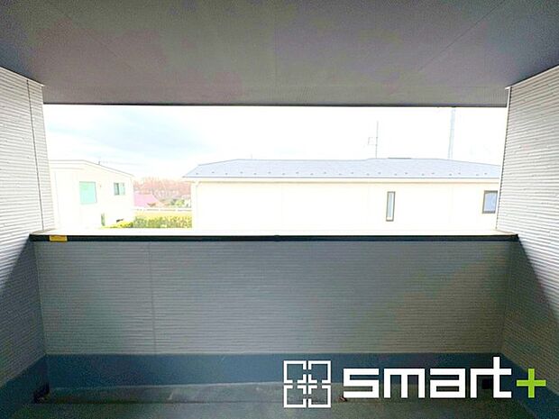 ~屋根付きのバルコニー~ ・バルコニーは屋根付きなので急な雨でも安心です。 ・奥行きもあるので洗濯物が干しやすいのも嬉しいポイントですね。