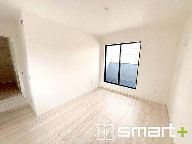 ~WIC付きの洋室~ ・窓からたっぷりの光が舞い込み、お部屋全体を優しく包み込んでくれます。 ・季節ものや小物類なども整理整頓しやすく生活空間が広がります。