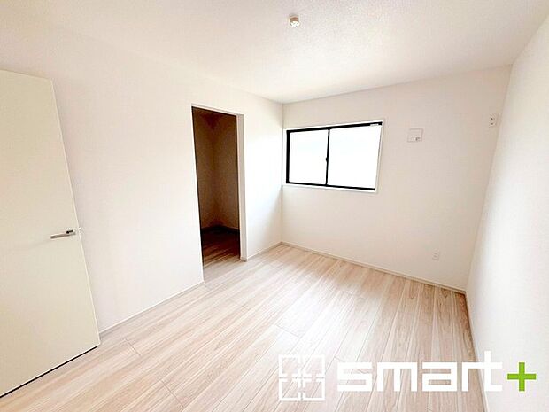 ~収納豊富な洋室~ ・各居室に備え付けの収納をご用意。タンスなどを置く場合と比べ出っ張らないので部屋の中を有効のご活用いただけます。 ・収納の広さなどぜひ現地でご確認くださいませ。