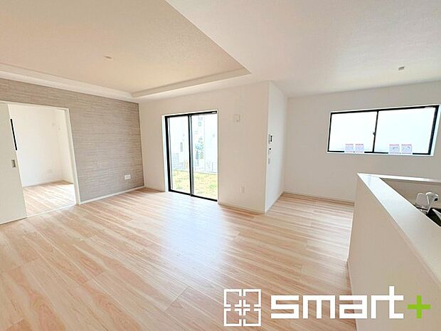 ~日当り良好のLDK~ ・たくさんの窓からたっぷりの陽光が差し込む明るいリビングで寛ぎのひと時を。 ・柔らかみのあるナチュラルカラーで、家具やカーテンの色も選びやすいですね。