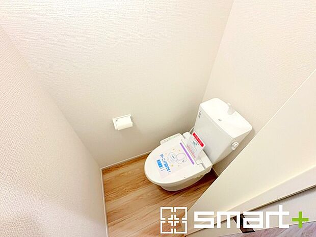 ~やはり便利なタンク式トイレ~ ・最近はタンクレストイレもございますが、タンク式の場合は停電時もお水を流すことが可能。 ・故障時なども比較的費用が安くなるなど、メリットが多くなります。