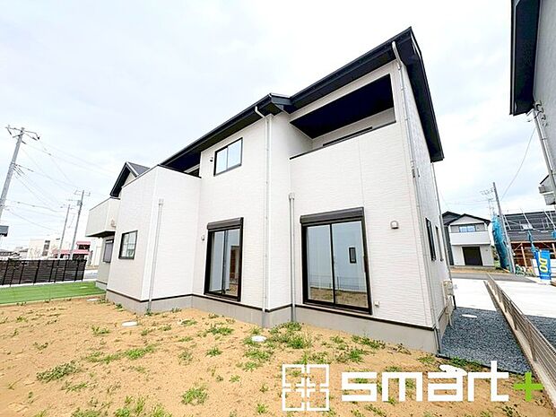 ~お庭もある余裕の敷地~ ・広々した敷地にはお庭もご用意。お庭があるだけで余裕を感じますね。 ・防草シートや人工芝の敷設などのオプションもお気軽にご相談くださいませ。