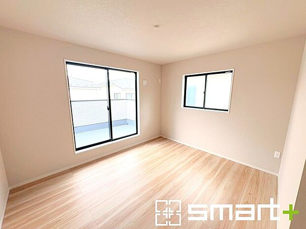 ~バルコニーに面した洋室~ ・バルコニー側の大きな窓から穏やかな陽が差し込む明るい洋室はウォークインクローゼット付。 ・ゆとりある広さでご夫婦やご兄弟でもゆったりお過ごしいただけます。