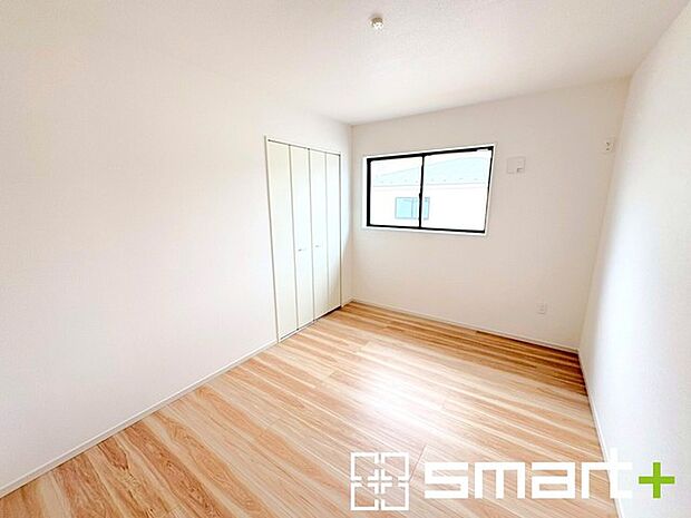 ~収納豊富な洋室~ ・各居室に備え付けの収納をご用意。タンスなどを置く場合と比べ出っ張らないので部屋の中を有効のご活用いただけます。 ・収納の広さなどぜひ現地でご確認くださいませ。