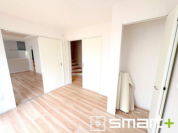 ~リビング横の洋室~ ・リビングに開放感をプラスしてくれる洋室はお子様のプレイルームやお昼寝、趣味のお部屋など、用途様々。 ・玄関からも直接出入り可能なのでゲストルームにも利用可能。