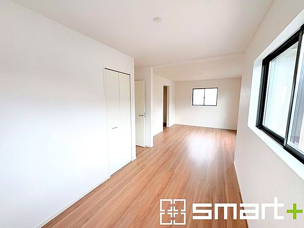 ~バルコニーに面した洋室~ ・バルコニー側の大きな窓から穏やかな陽が差し込む明るい洋室はウォークインクローゼット付。 ・ゆとりある広さでご夫婦やご兄弟でもゆったりお過ごしいただけます。