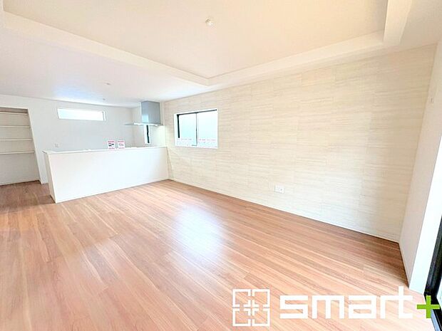 ~折り上げ天井のあるLDK~ ・一部天井を高くする折り上げ天井を配する事で縦への空間が生まれ、開放感のある広々とした仕様に。 ・ぜひ現地でその魅力をご体感くださいませ。