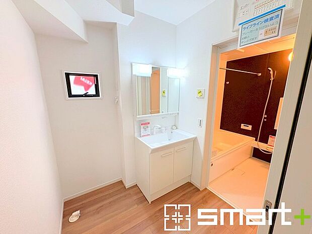 ～シャワー付き洗面台を採用～ ・洗面台の蛇口がホースで伸びシャワーとしてご利用可能。 ・朝の寝ぐせ直しなどにシャワーを使いたい時、洗面台の掃除をする際にも便利にお使いいただけますよ。 