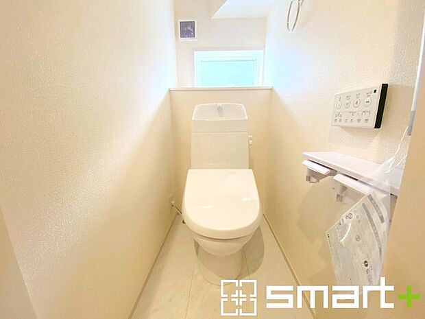 ~小窓付きの明るいトイレ~ ・使用後や掃除の際には新鮮な空気を取り込み換気ができます。 ・背面のスペースにちょっとした棚を設置すれば、トイレットペーパーのストックなども置けますね。