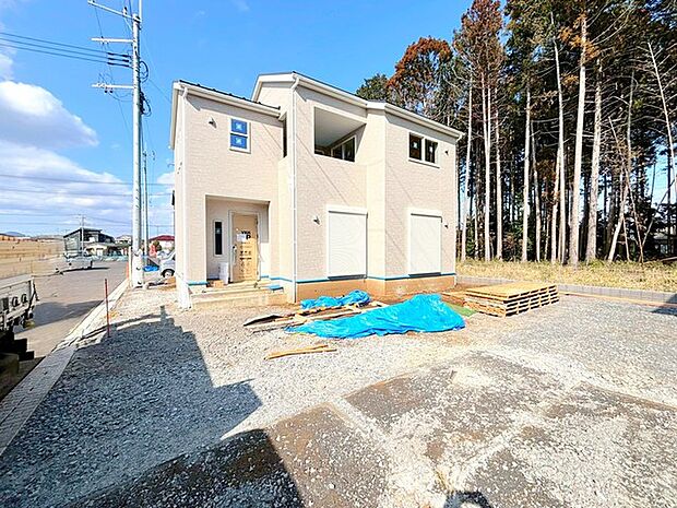 ~ベタ基礎でしっかりとした土台~ ・コンクリートの中に鉄筋を配し強度を高めた「ベタ基礎」を採用。 ・しっかりとした土台を造ったうえで、その上に建物が築造されていきます。