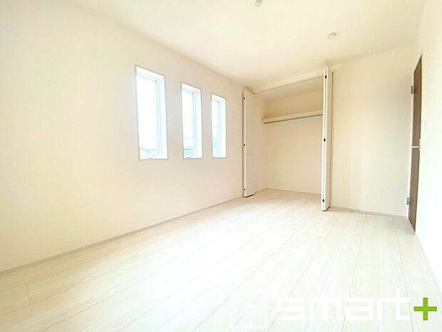 ~2面採光の明るいお部屋~ ・洋室は2面採光とする事で穏やかな陽の入る明るい空間となっております。 ・くつろぎのプライベート時間を明るい空間で穏やかにお過ごしいただけます。