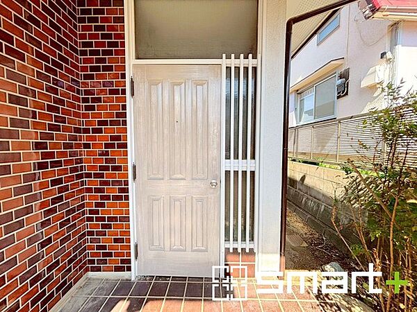 ～お住まいの顔「玄関」～ ・毎日お出かけの際もご帰宅の際も通る玄関。 ・ドアの交換や鍵の交換・追加などもお気軽にご相談くださいませ。
