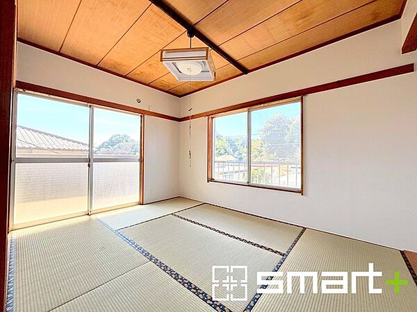 ～2面採光の明るいお部屋～ ・和室は2面採光とする事で穏やかな陽の入る明るい空間となっております。 ・くつろぎのプライベート時間を明るい空間で穏やかにお過ごしいただけます。