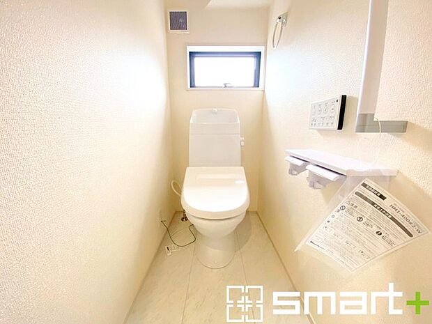 ~ウォシュレット付トイレ~ ・小窓から光が差し込む明るいトイレ。使用後や掃除の際には換気もしやすく快適ですね。 ・清潔感あるウォシュレット付です。
