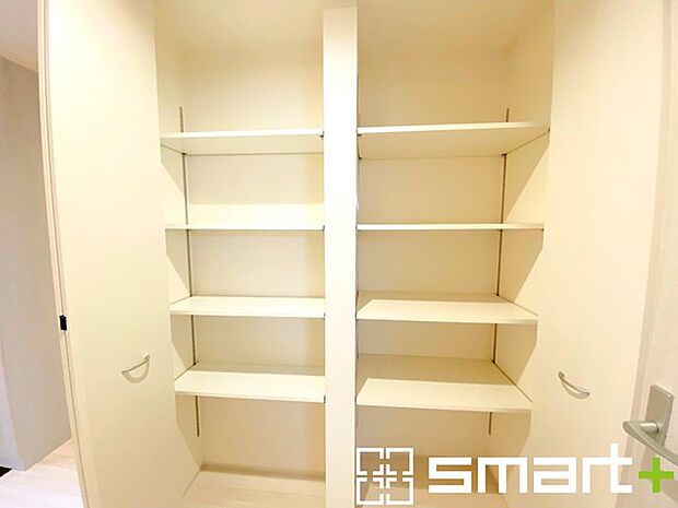 ~ちょっとした空間も有効活用~ ・廊下も無駄にせずしっかりと収納をご用意。ちょっとしたスペースも無駄にしません。 ・掃除機など意外と置場に困る物もしっかりと収納可能です。
