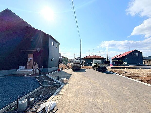 ~閑静な住宅街の立地~ ・周辺は閑静な住宅街となっておりますので、静かな暮らしをご実現いただけます。 ・前面道路の交通量も多くないので、小さなお子様がいるご家庭でもご安心ですね。