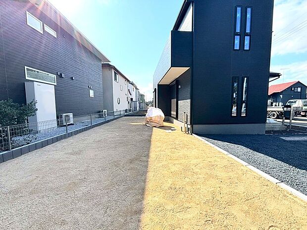 ～広々したお庭のある邸宅～ ・余裕の敷地には広いお庭もご用意。 ・ガーデニングや安らぎの空間として、倉庫を置いたりと様々な活用が可能です。 ・人工芝の敷設などもお気軽にご相談くださいませ。 