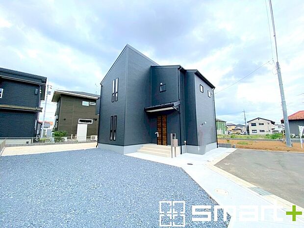~ゆとりあるカースペース~ ・セカンドカーや来客時にも困らないカースペース4台分。物置や駐輪スペースなどにも利用できますね。 ・カーポートなどのオプションもお気軽にご相談くださいませ。