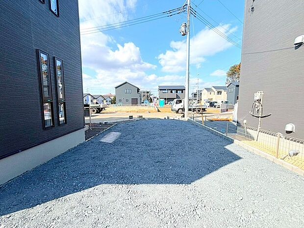 ～ゆとりあるカースペース～ ・セカンドカーや来客時にも困らないカースペース4台分。物置や駐輪スペースなどにも利用できますね。 ・カーポートなどのオプションもお気軽にご相談くださいませ。 