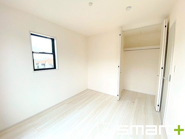 ~2面採光の明るいお部屋~ ・洋室は2面採光とする事で穏やかな陽の入る明るい空間となっております。 ・くつろぎのプライベート時間を明るい空間で穏やかにお過ごしいただけます。