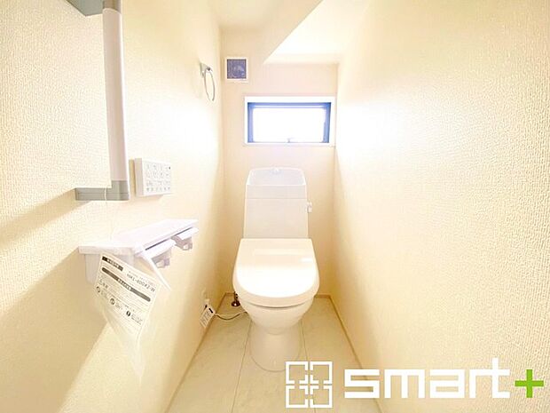~ウォシュレット付トイレ~ ・小窓から光が差し込む明るいトイレ。使用後や掃除の際には換気もしやすく快適ですね。 ・清潔感あるウォシュレット付です。